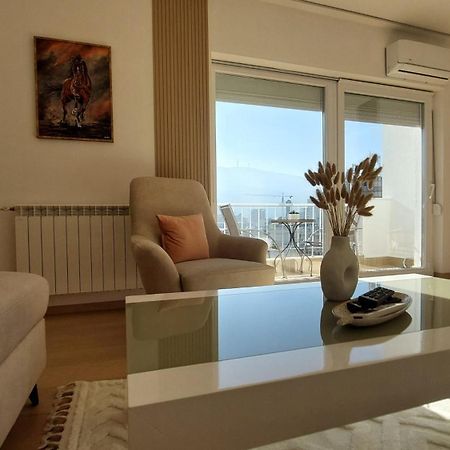 Mina Modern & Cozy Apartment Main City Square Gtc سكوبجي المظهر الخارجي الصورة
